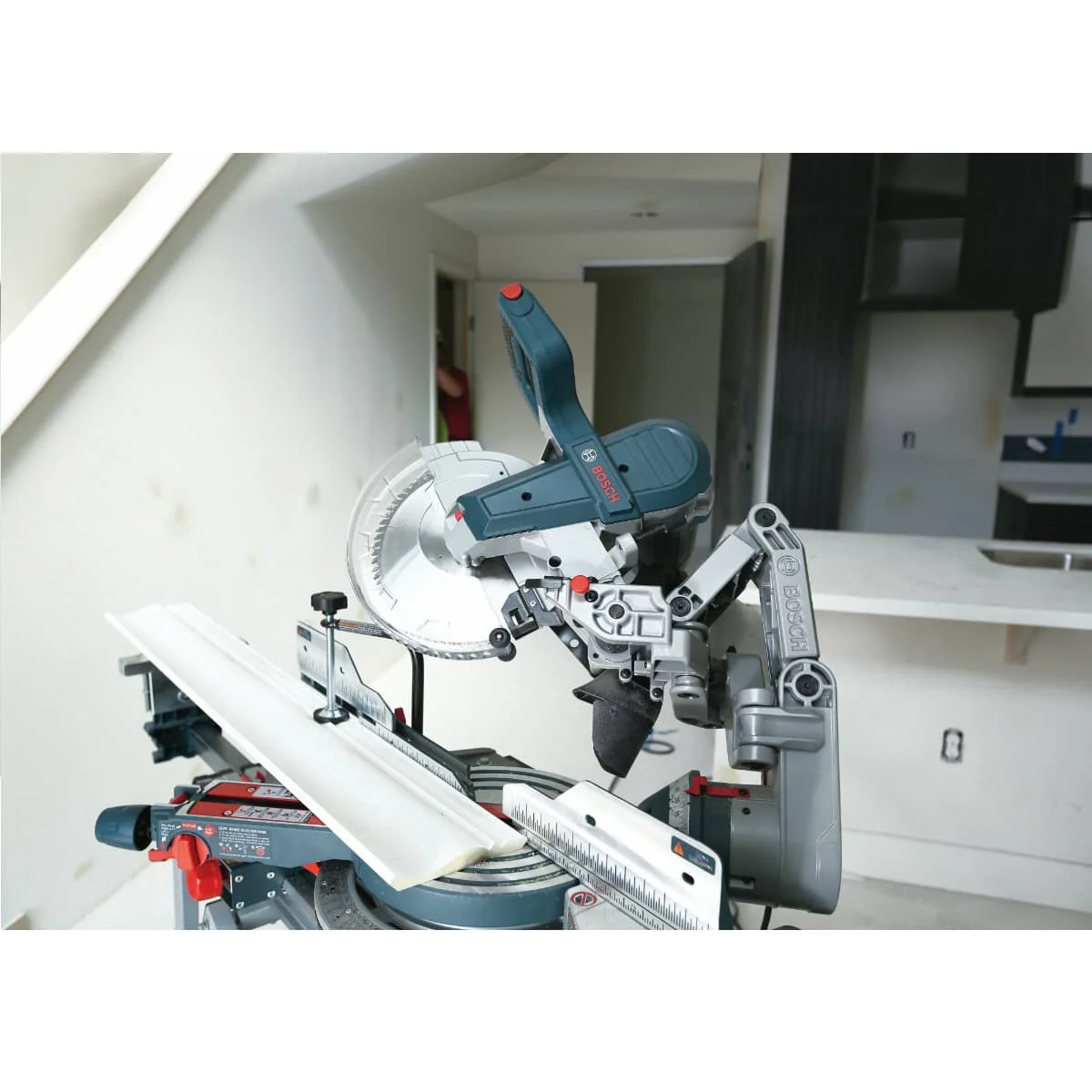 Bosch CM10GD 10" Dual Bevel Glide Miter Saw - Image 4