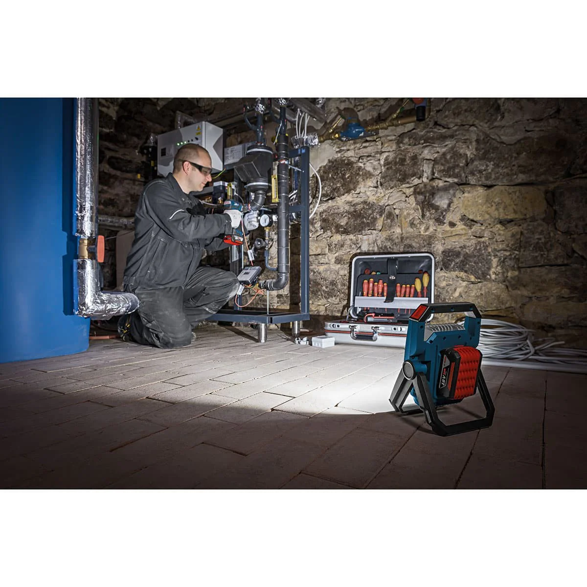 Bosch GLI18V-1900N 18 V LED Floodlight (Bare Tool) - Image 2