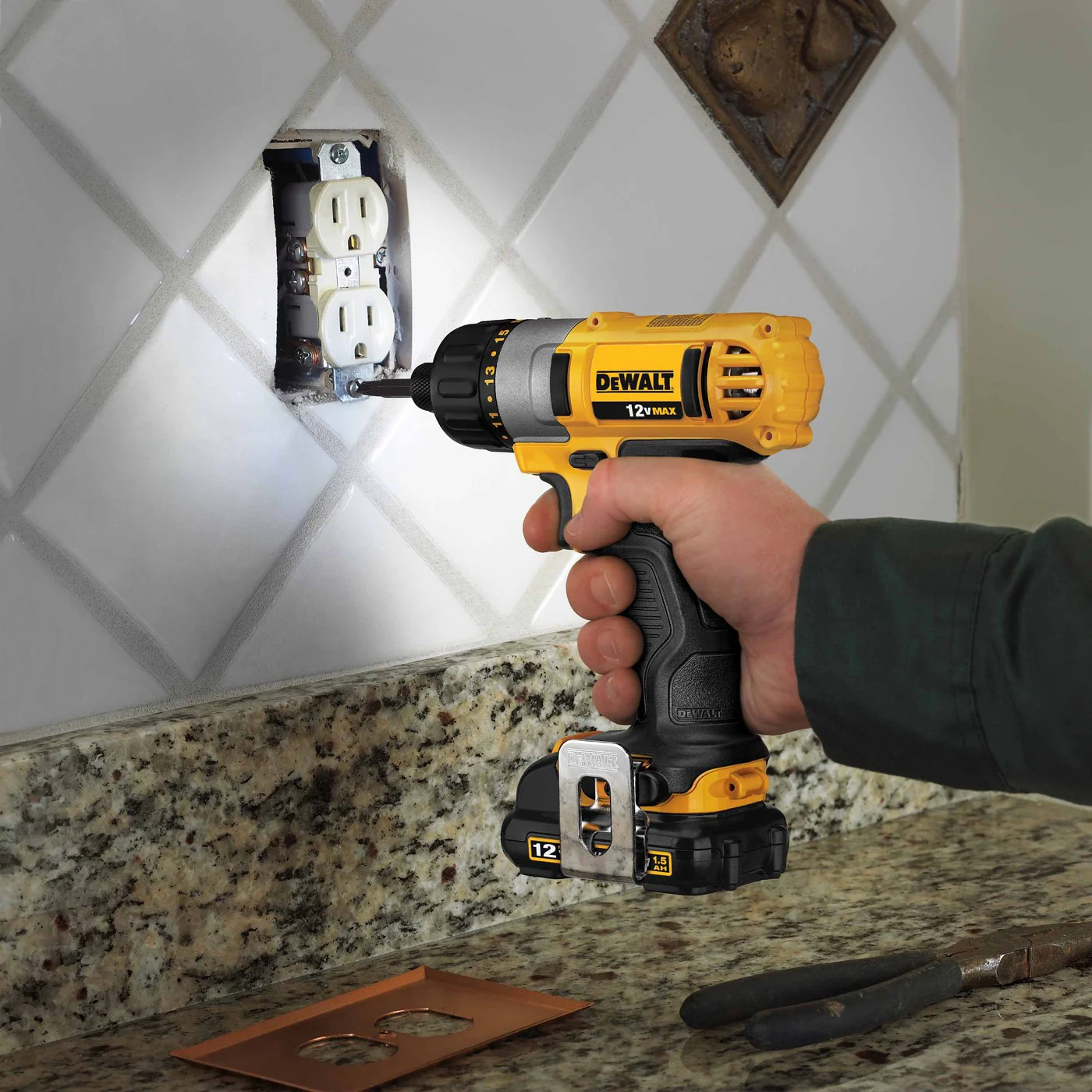DeWalt DCF610S2 1/4" 12V MAX Cordless Screwdriver Kit - Image 5
