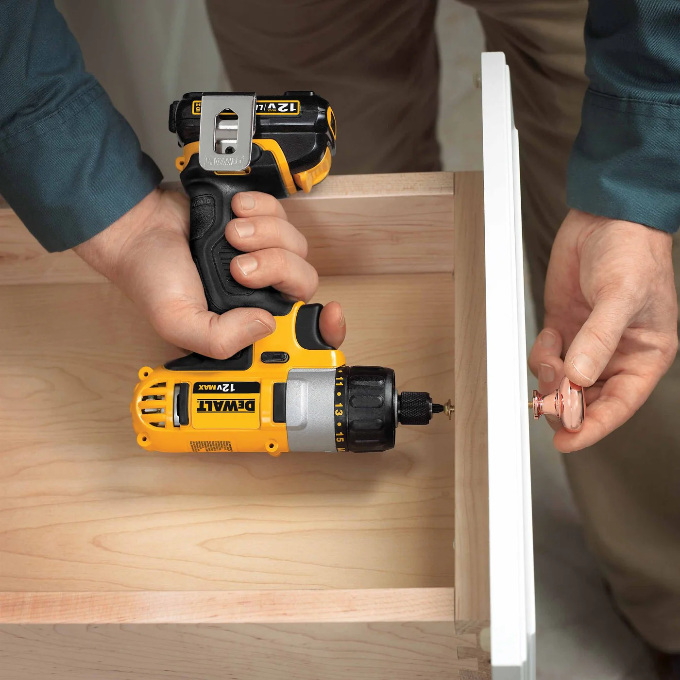 DeWalt DCF610S2 1/4" 12V MAX Cordless Screwdriver Kit - Image 6