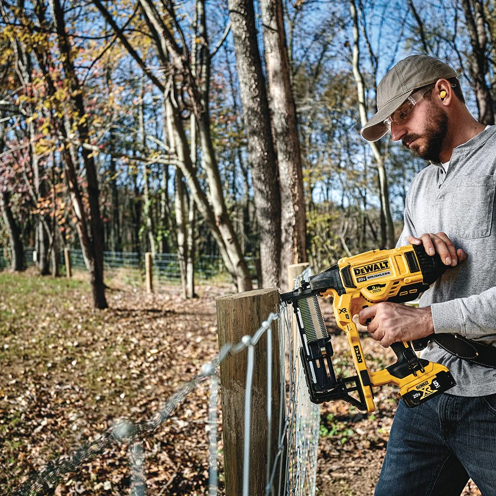 DeWalt DCFS950B 20V MAX* XR 9 GA Cordless Fencing Stapler (Tool Only) - Image 6