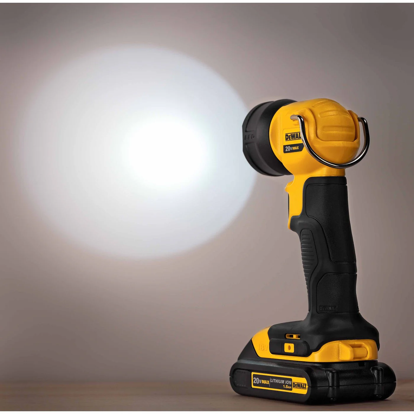 DeWalt DCL040 20V MAX LED Flashlight - Image 10