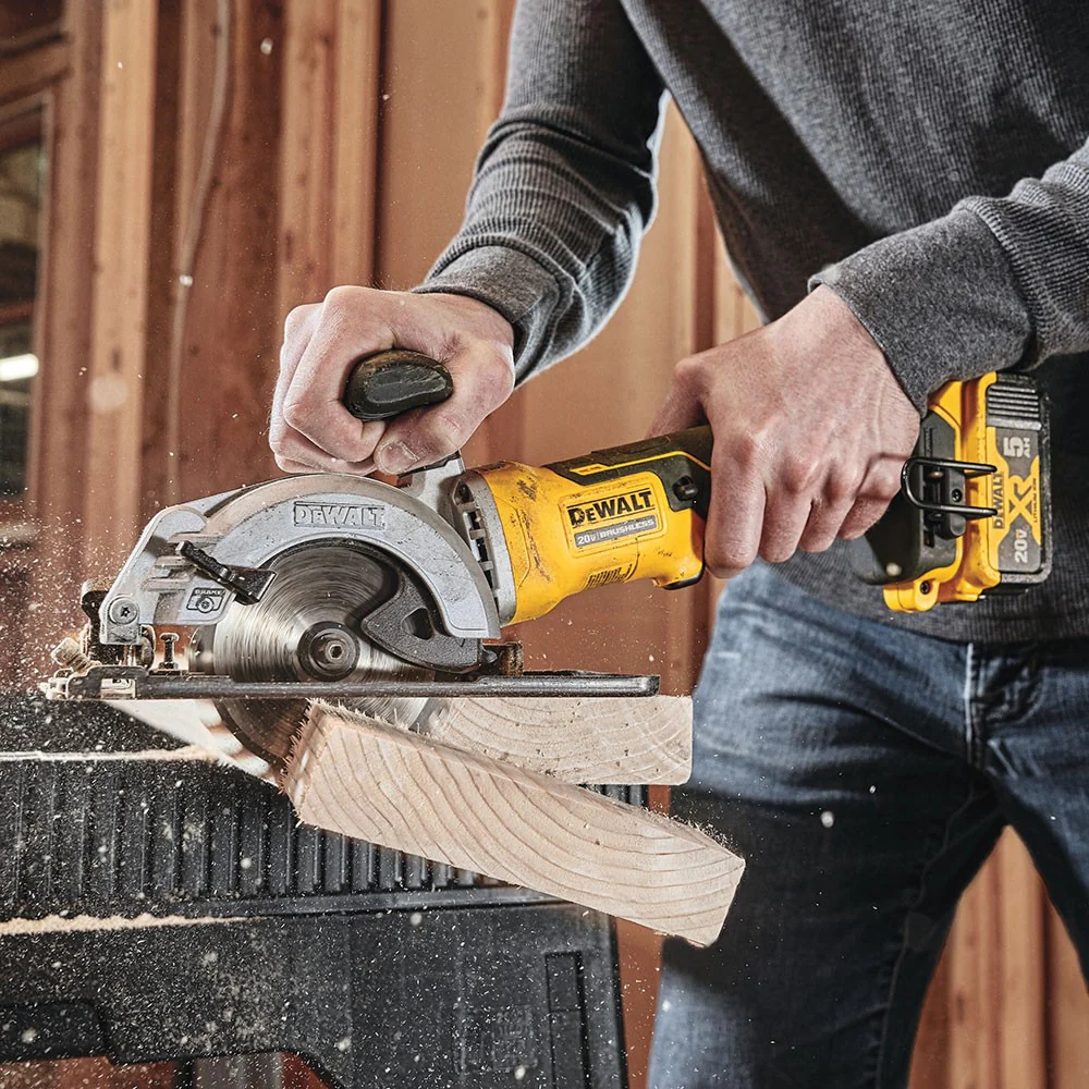 DeWalt DCS571P1 ATOMIC 20V MAX* Brushless 4-1/2" Cordless Circular Saw Kit - Image 3