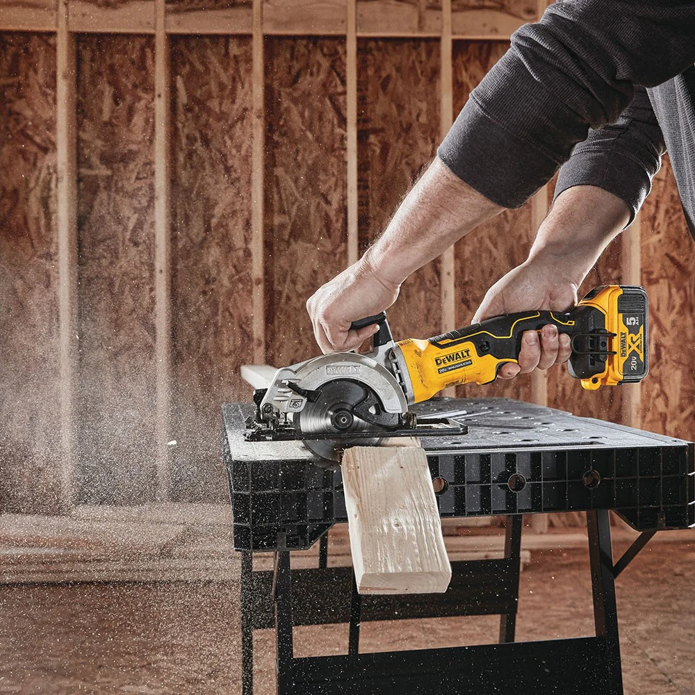 DeWalt DCS571P1 ATOMIC 20V MAX* Brushless 4-1/2" Cordless Circular Saw Kit - Image 8