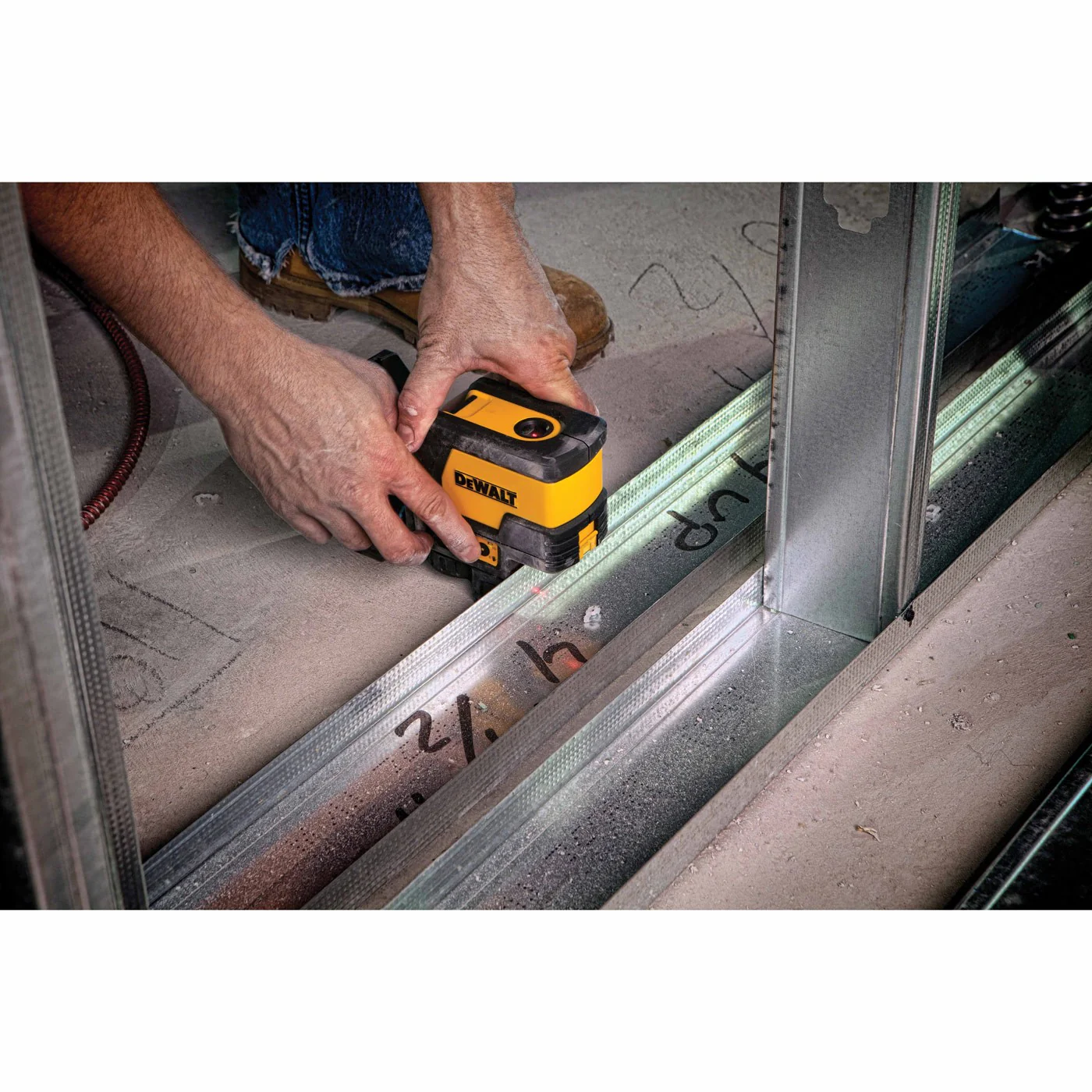 DeWalt DW0822 Self Leveling Cross Line and Plumb Spots Laser - Image 3