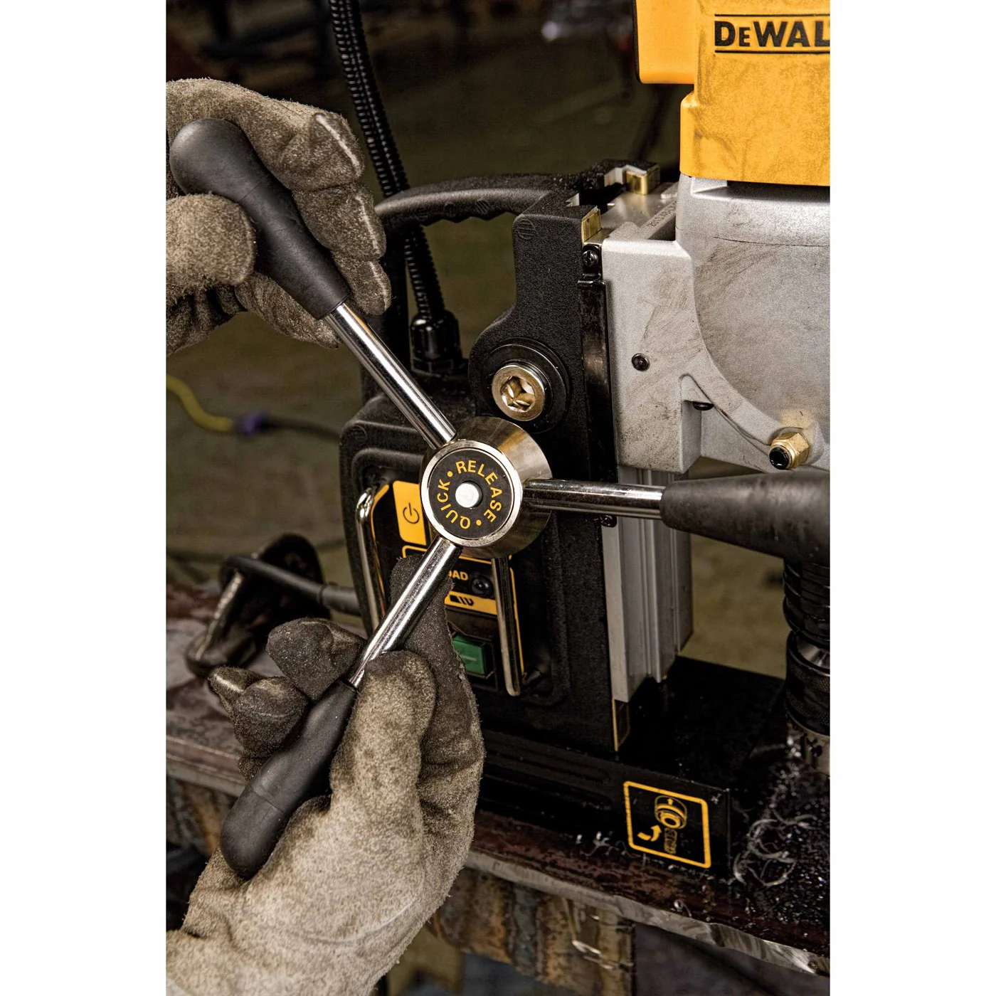 DeWalt DWE1622K 2" 2-Speed Magnetic Drill Press - Image 6