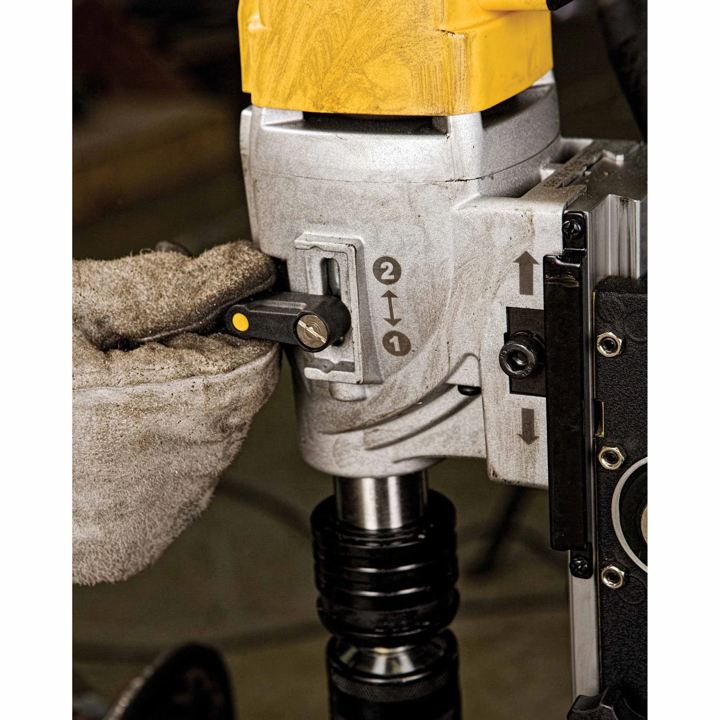 DeWalt DWE1622K 2" 2-Speed Magnetic Drill Press - Image 8