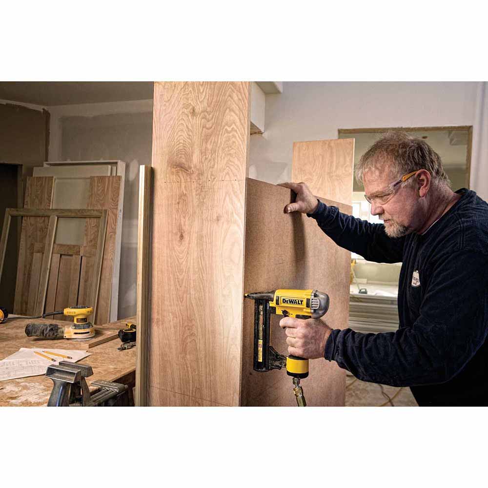 DeWalt DWFP1838 1/4" Crown 18GA Finish Stapler - Image 3