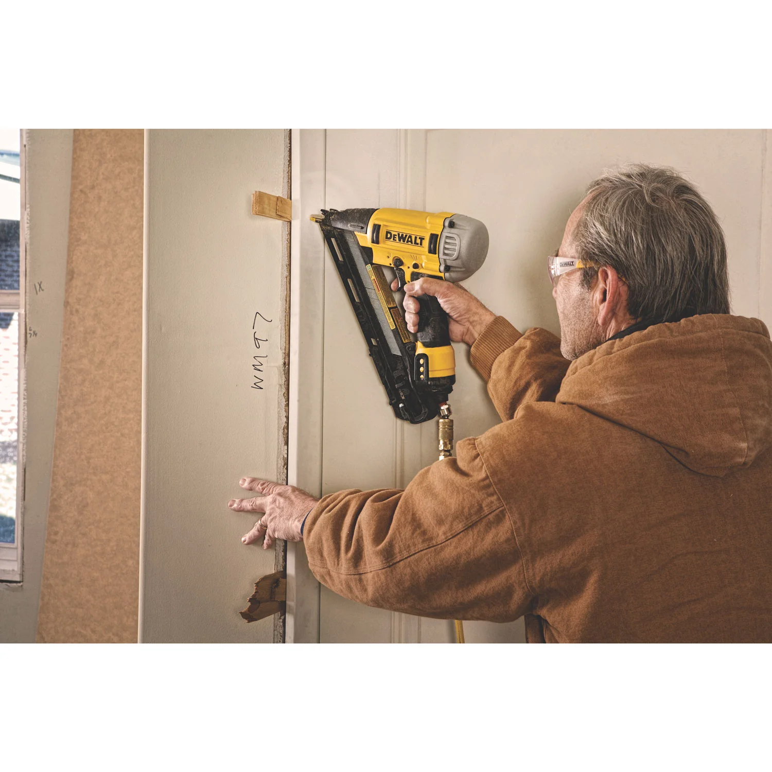 DeWalt DWFP72155 15 GA Precision Point DA Style Angle Finish Nailer - Image 4