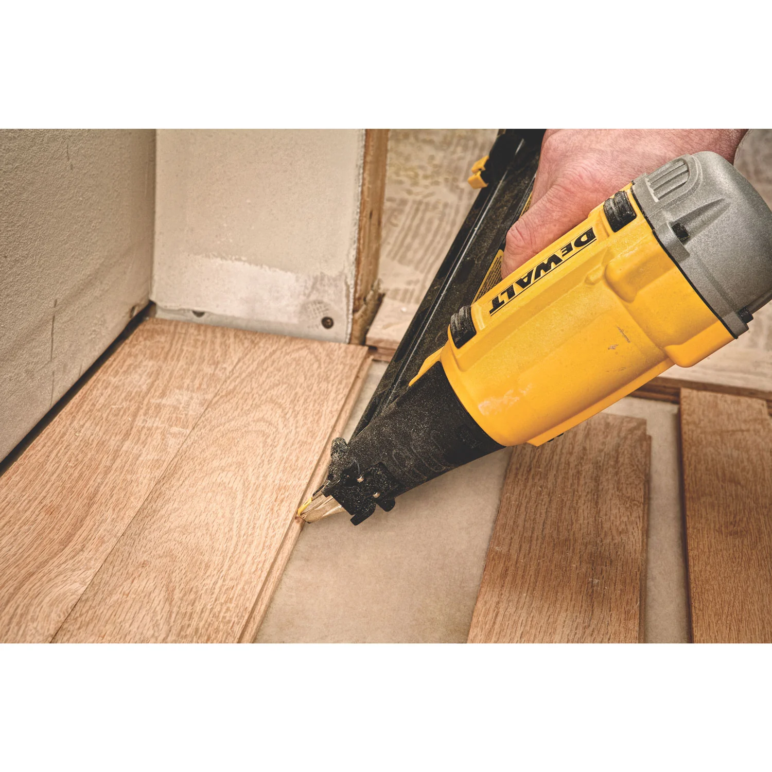 DeWalt DWFP72155 15 GA Precision Point DA Style Angle Finish Nailer - Image 5