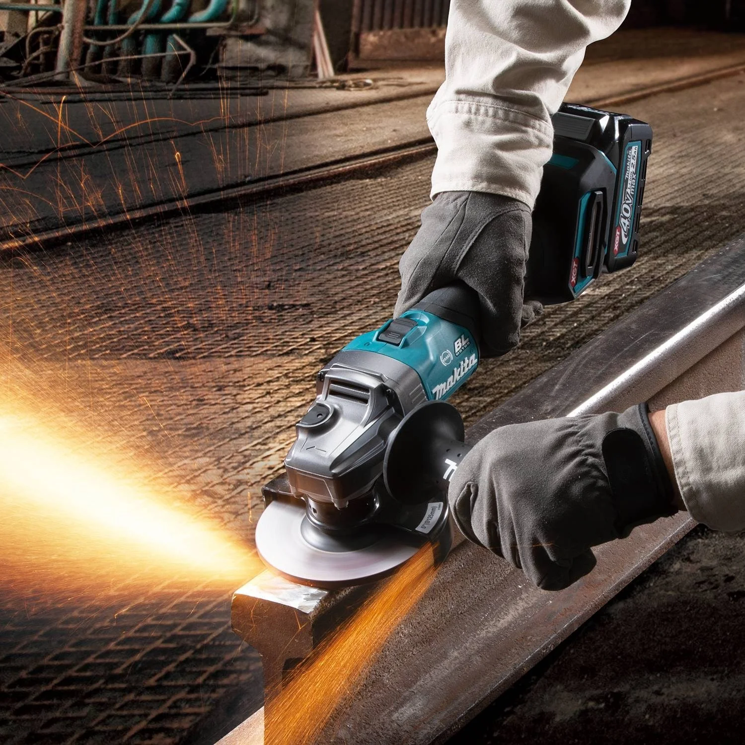 Makita GAG01M1 40V max XGT® 4-1/2” / 5" Angle Grinder Kit - Image 4