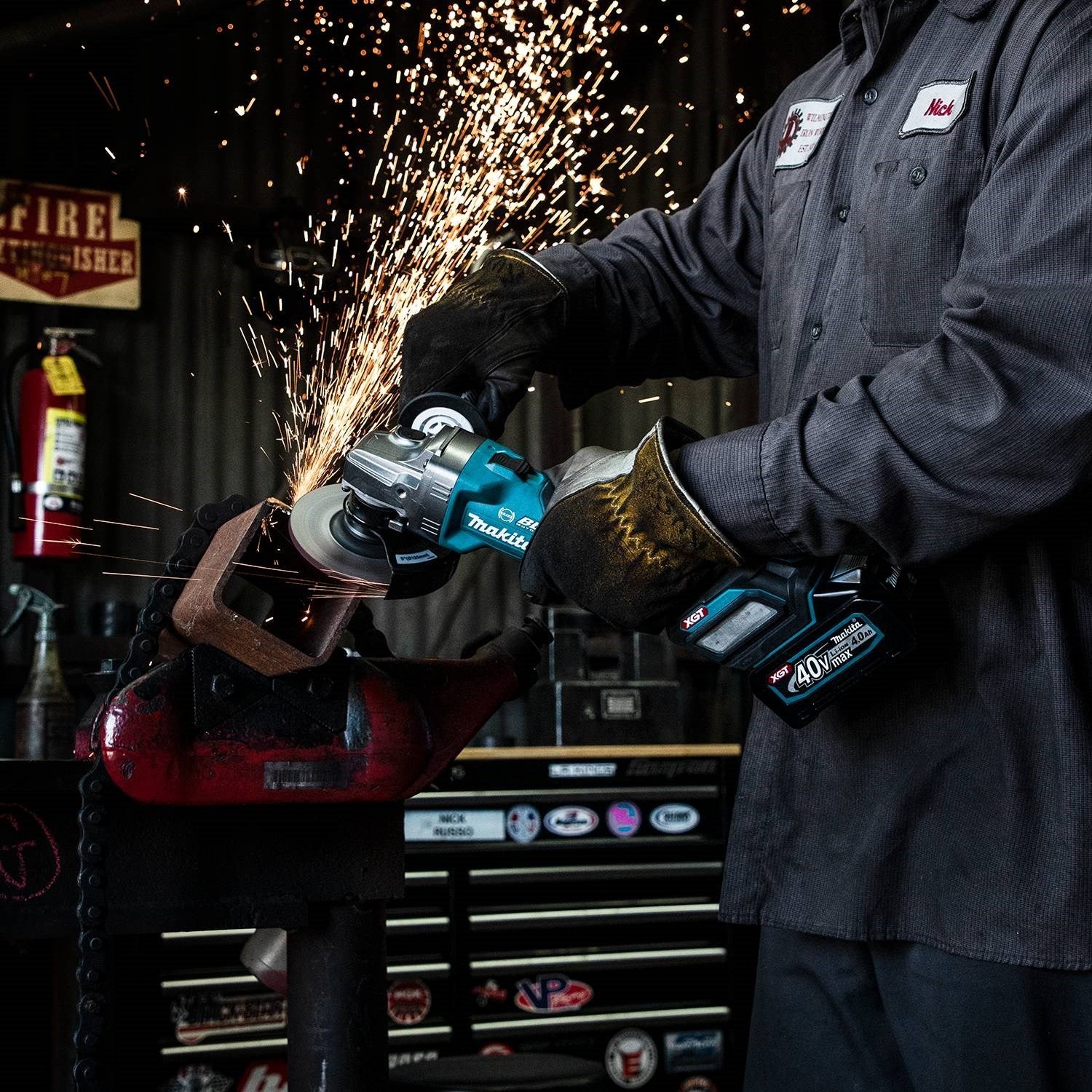 Makita GAG01M1 40V max XGT® 4-1/2” / 5" Angle Grinder Kit - Image 5