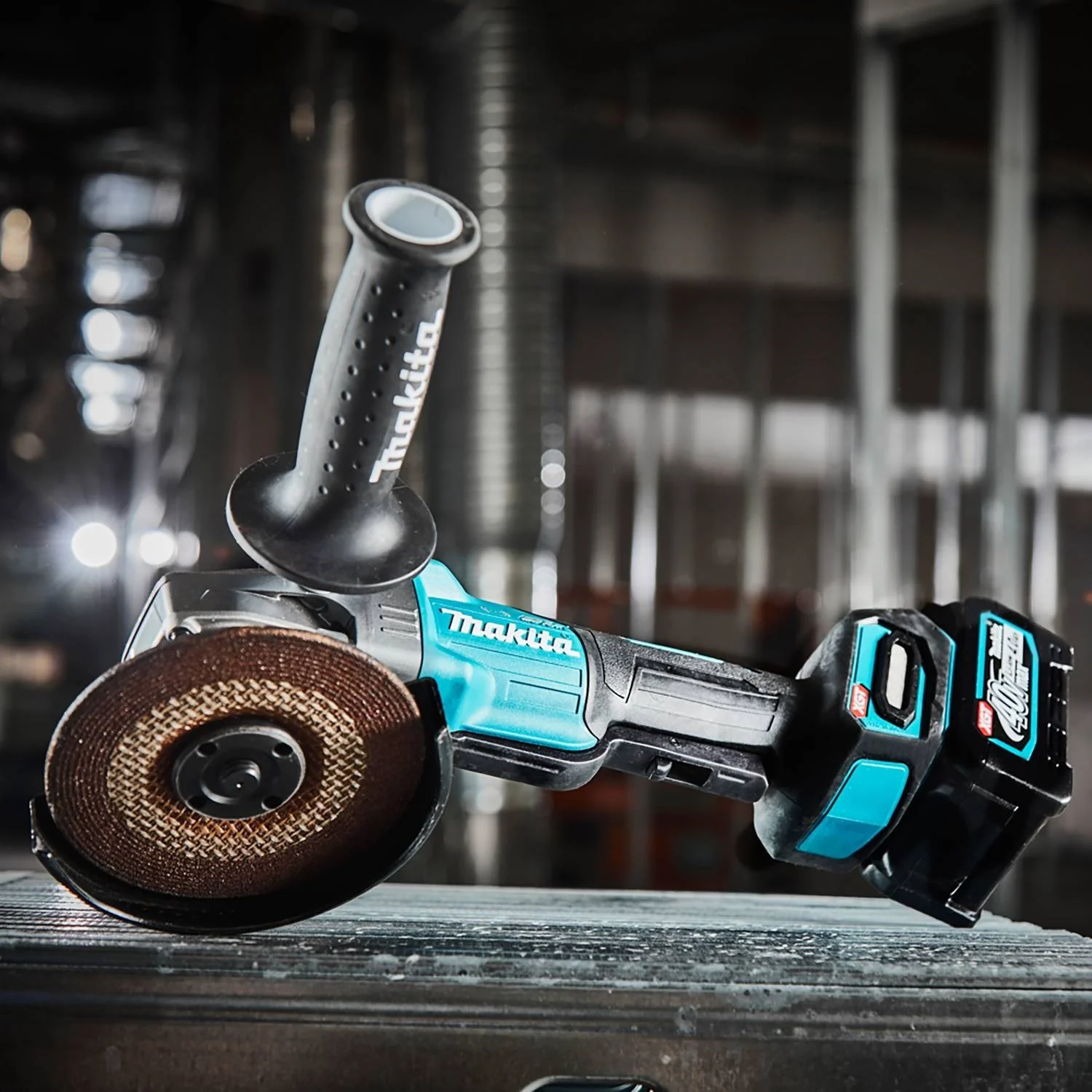 Makita GAG03M1 40V max XGT® 4-1/2” / 5" Paddle Switch Angle Grinder Kit - Image 4