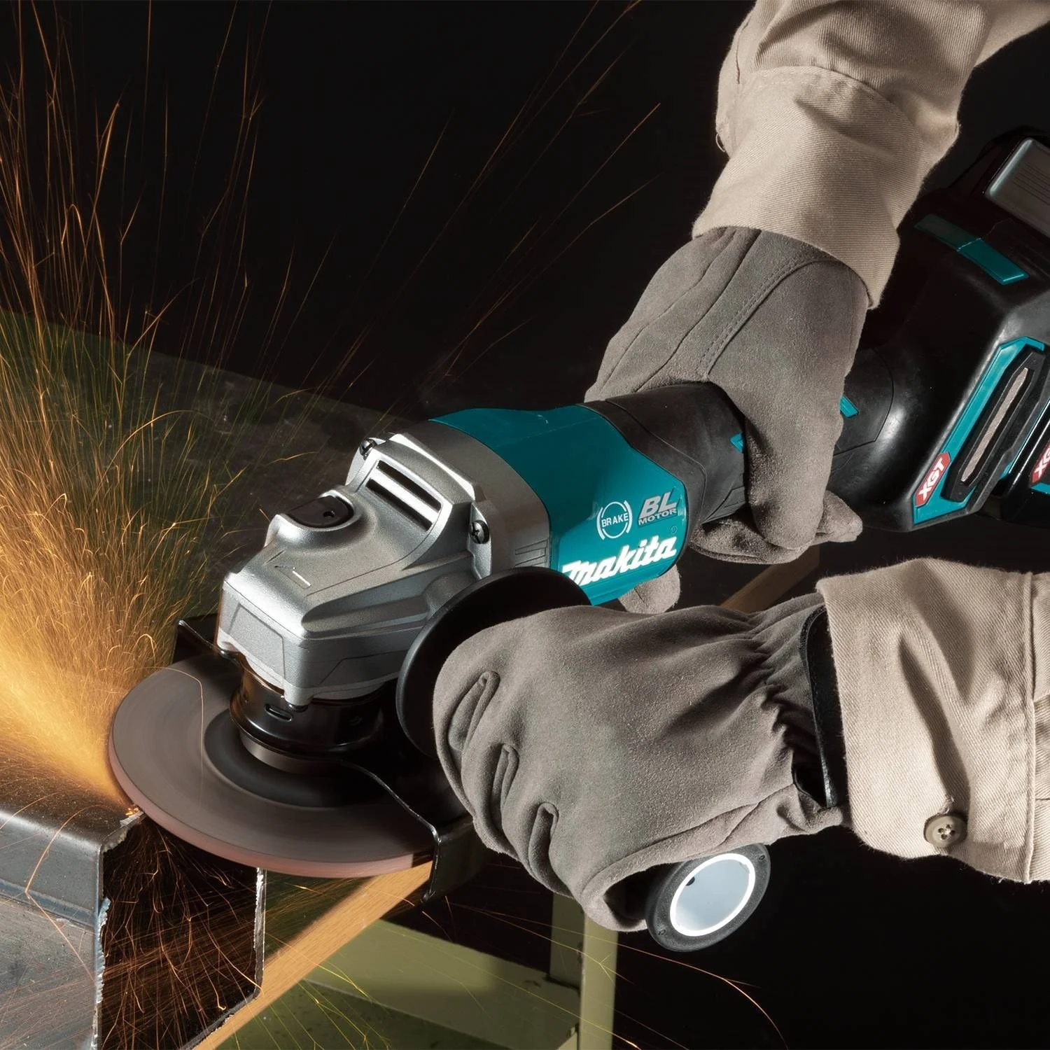 Makita GAG03M1 40V max XGT® 4-1/2” / 5" Paddle Switch Angle Grinder Kit - Image 5