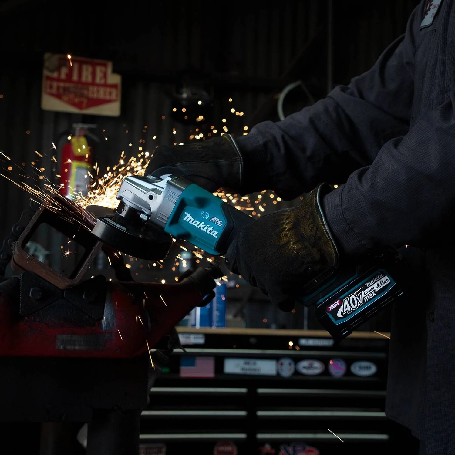 Makita GAG03M1 40V max XGT® 4-1/2” / 5" Paddle Switch Angle Grinder Kit - Image 8