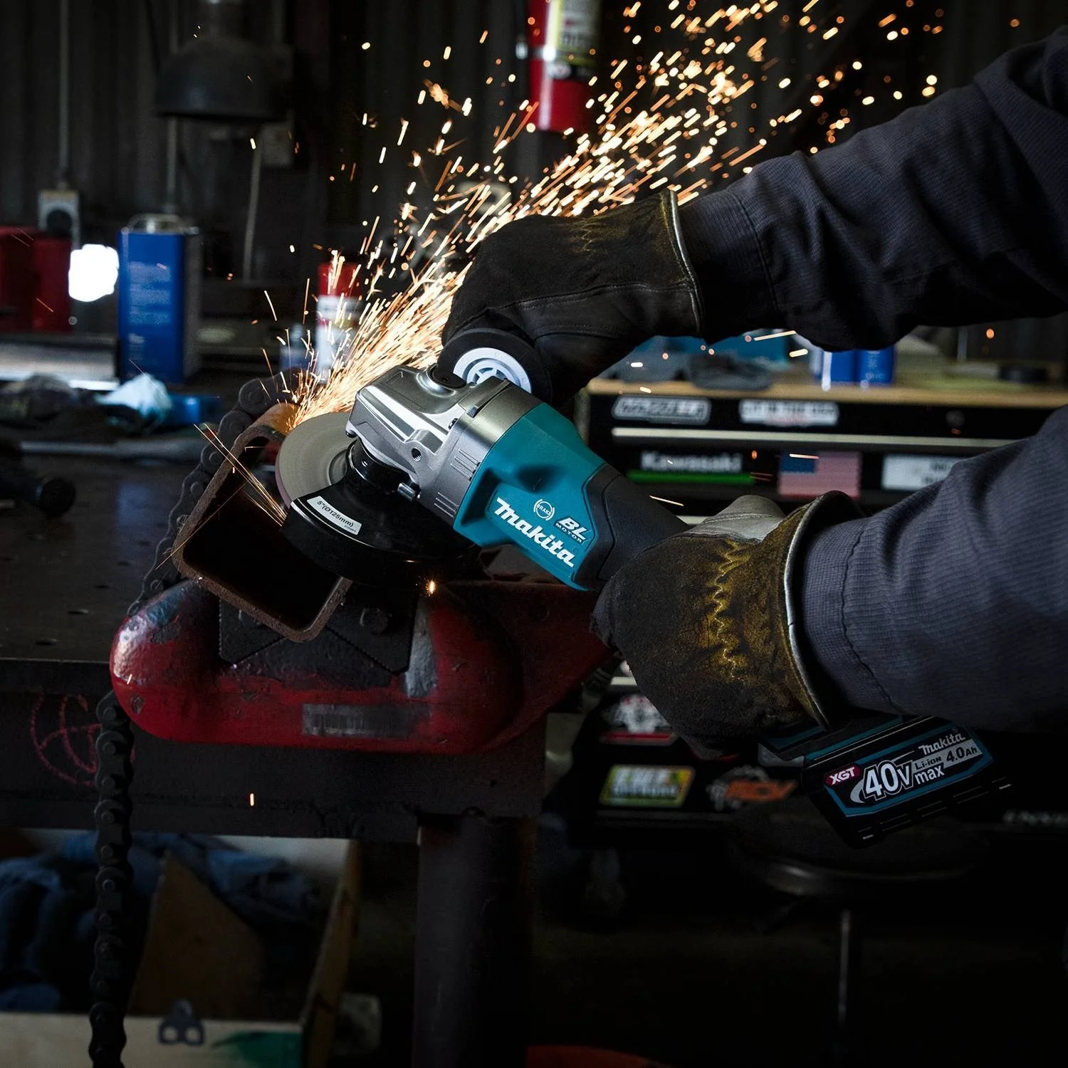 Makita GAG03M1 40V max XGT® 4-1/2” / 5" Paddle Switch Angle Grinder Kit - Image 9