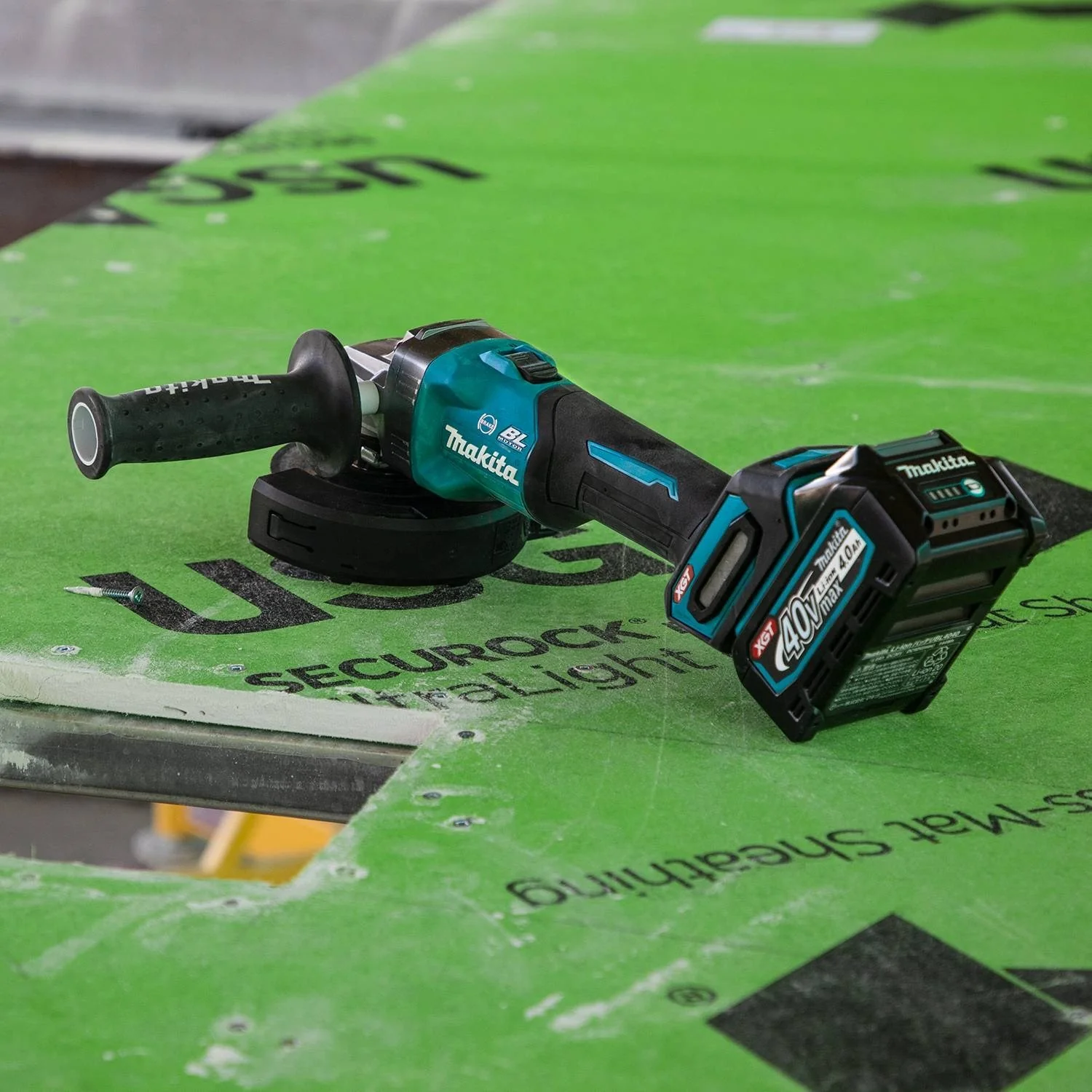 Makita GAG04M1 40V max XGT® 4-1/2” / 5" Angle Grinder Kit - Image 4