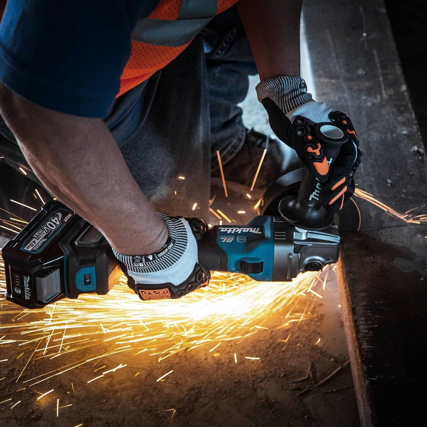 Makita GAG04M1 40V max XGT® 4-1/2” / 5" Angle Grinder Kit - Image 8