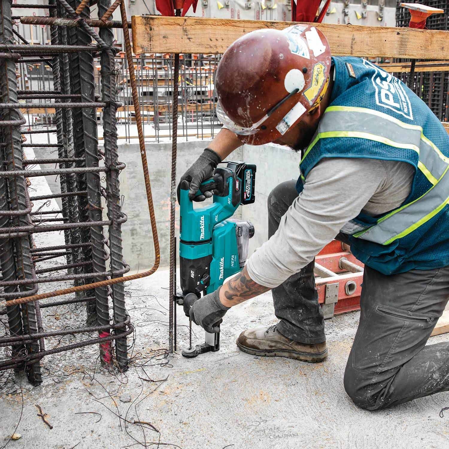 Makita GRH07M1W 40V max XGT Rotary Hammer (D-Handle) Kit w/ Dust Extractor - Image 9