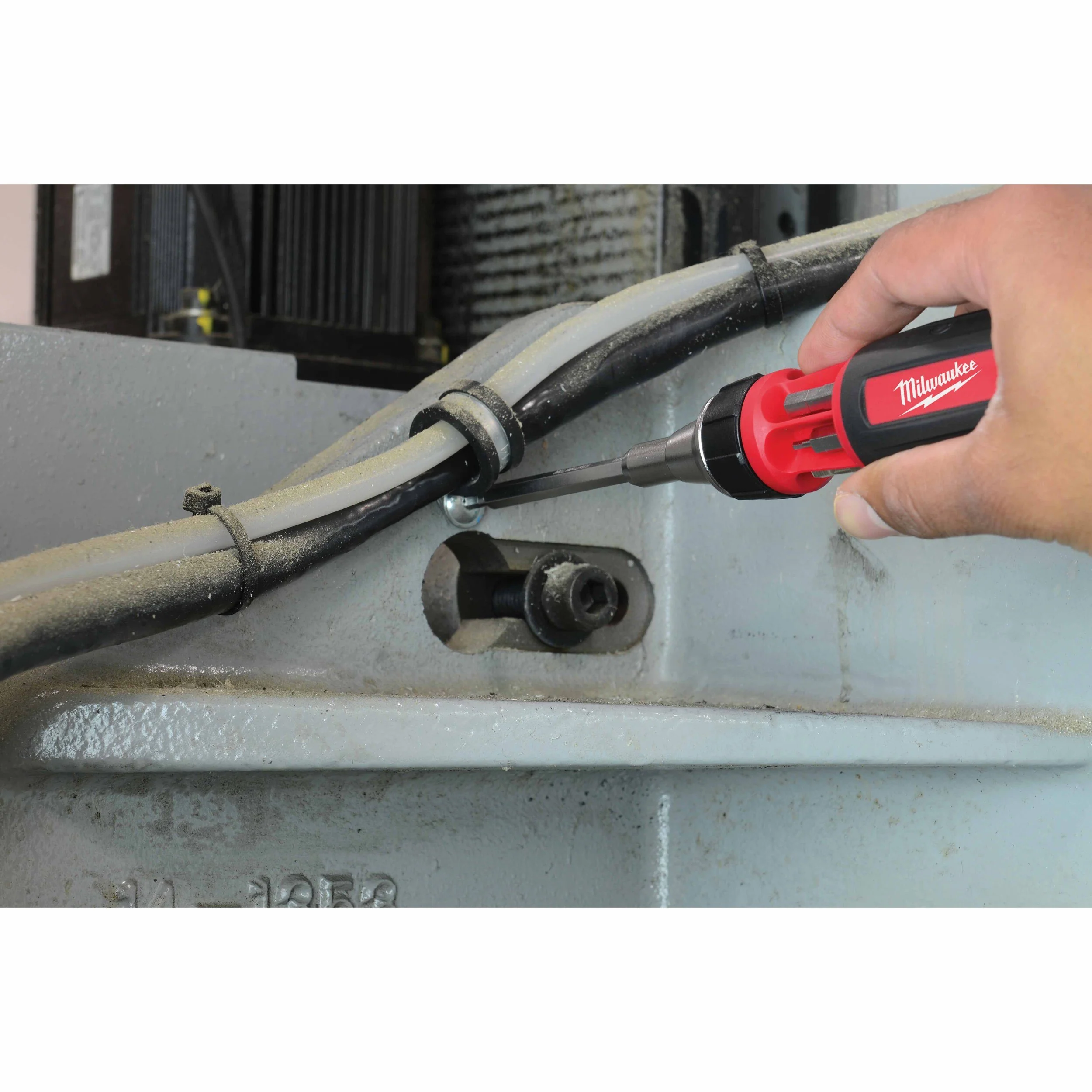 Milwaukee 48-22-2322 9-in-1 Square Drive Ratcheting Multi-bit Driver - Image 11